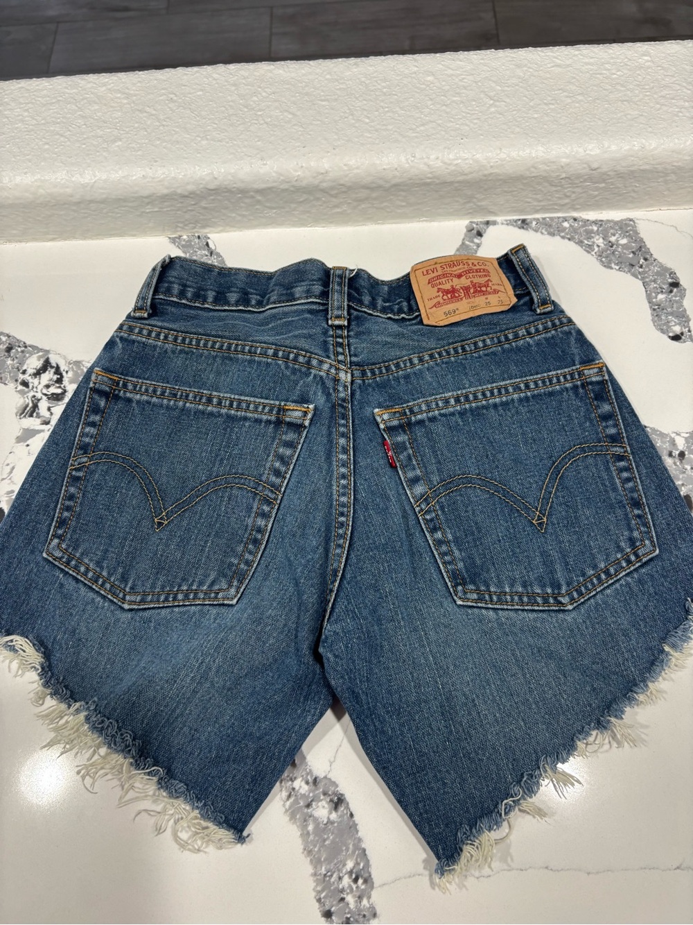 Vintage Levi’s 569 shorts size 25
